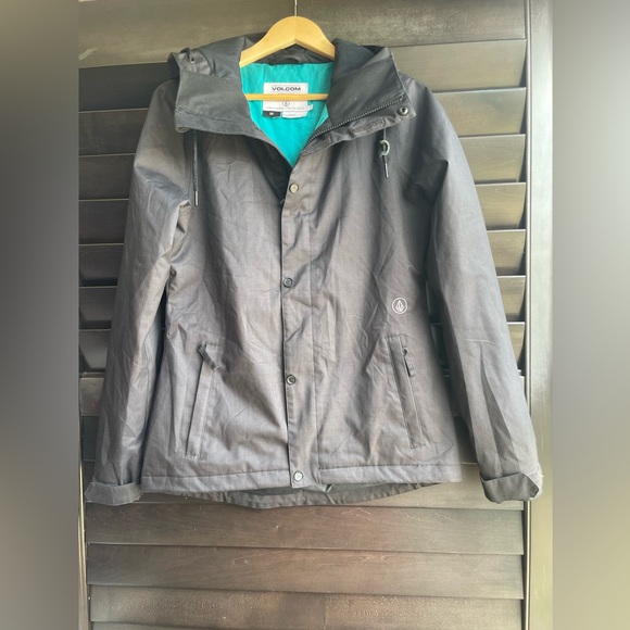 💥SALE💥 Volcom EQS Small Black Snowboarding Jacket with Hood Zip Buttons - Picture 1 of 13